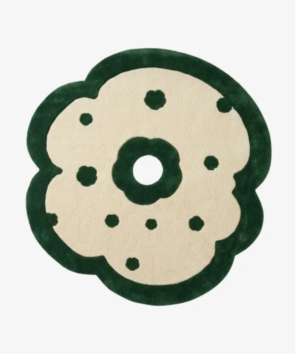 Full top-down product isolated shot of the flower-shaped Fluera area rug featuring an off-white cream field, deep forest green accents, and a plush emerald green scalloped border.